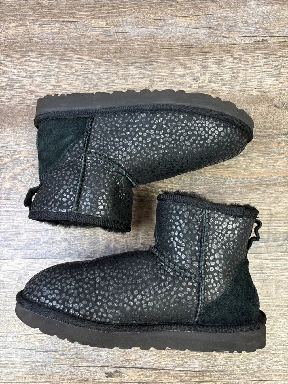 UGG Classic Mini II Black Metallic Pebble Sheepskin Boots Women’s Size 7